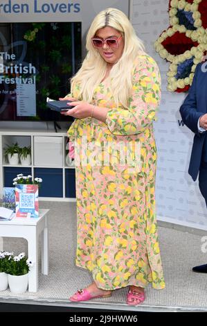 London, Großbritannien. Gemma Collins Great British Garden Festival Botschafterin besuchte den Great British Garden Festival Stand, um ihre Ambassador-Medaille zu erhalten. Sie trug ein rosa Chiffon Rüschen Midi-Kleid mit Kette Dekor offenen Zehen Maultiere. RHS Chelsea Flower Show, Royal Hospital, Chelsea. Stockfoto