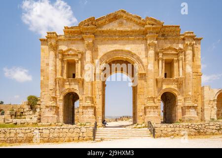 Der Hadrianbogen wurde 129/130 n. Chr. erbaut, um den riesigen Kaiser Hadrians an Jerash zu ehren Stockfoto