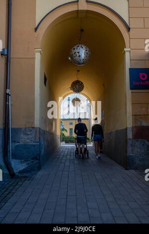 Das Gewölbe durch die historische Residenz der industriellen Familie Swartz in Norrkoping. Norrkoping ist eine historische Industriestadt. Stockfoto