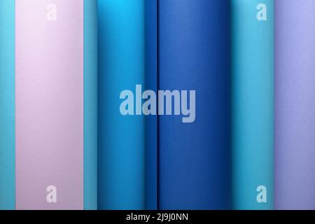 Abstrakter geometrischer Hintergrund mit bunten Volumenstreifen aus Papiersäulen. Stockfoto
