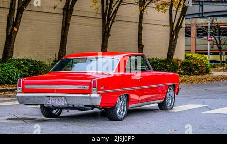 ATLANTA, GEORGIA - 5. Dezember 2021: Koffein und Octane ist eine national anerkannte Auto-Show, die monatlich stattfindet und Hunderte von klassischen und Muskelkater zeigt Stockfoto