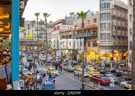 Blick auf König Fajsal Sq in einem Abend gegen Ende des Ramadan Stockfoto