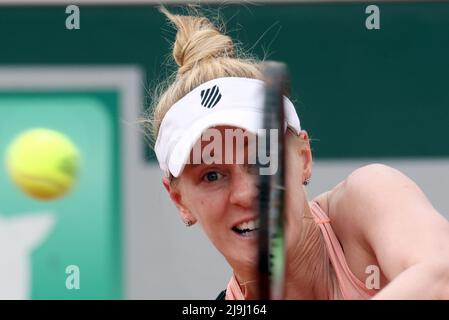 Paris, Frankreich. 23.. Mai 2022. DIE US-Tennisspielerin Alison Riske gibt den Ball an die Ukrainerin Dayana Yastremska zurück, während sie am Montag, den 23. Mai 2022, in Roland Garros bei Paris, Frankreich, ihr Spiel bei den French Tennis Open bestiegen hat. Riske gewann 6-3, 6-3. Foto von Maya Vidon-White/UPI Credit: UPI/Alamy Live News Stockfoto