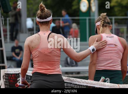 Paris, Frankreich. 23.. Mai 2022. DIE USA Alison Riske und die Ukrainerin Dayana Yastremska geben sich am Montag, den 23. Mai 2022, am Ende ihres Spiels bei den French Tennis Open in Roland Garros bei Paris die Hände. Riske gewann 6-3, 6-3. Foto von Maya Vidon-White/UPI Credit: UPI/Alamy Live News Stockfoto