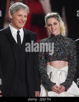 Cannes, Frankreich. 23.. Mai 2022. Der amerikanische Schauspieler Viggo Mortensen und die Schauspielerin Kristen Stewart nehmen am Montag, den 23. Mai 2022, an der Premiere von Crimes of the Future im Palais des Festivals bei den Filmfestspielen in Cannes 75. Teil. Foto von Rune Hellestad/ Credit: UPI/Alamy Live News Stockfoto