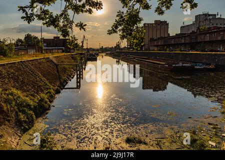 Breslau, Polen - 2021. Juni: Wunderschöner, farbenfroher Sonnenuntergang über alten Gebäuden und Ruinen des alten Stadthafens Stockfoto