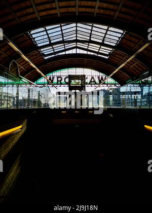 Breslau, Polen - 2021. Juni: Geschlossene Bahnsteige des Hauptbahnhofs mit dem großen Stadtnamen Breslau an der Wand Stockfoto