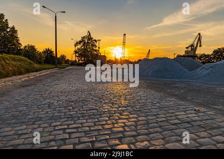 Breslau, Polen - 2021. Juni: Wunderschöner, farbenfroher Sonnenuntergang über alten Gebäuden und Ruinen des alten Stadthafens Stockfoto