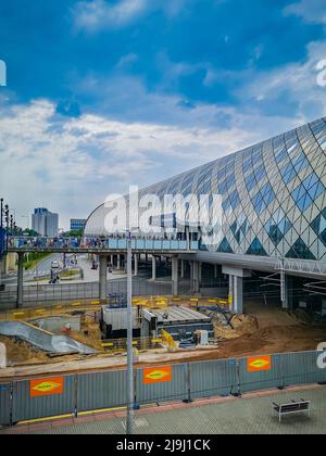 Poznan, Polen - Juni 2021: Fassade des modernen Hauptbahnhofgebäudes und Bauzone darunter Stockfoto