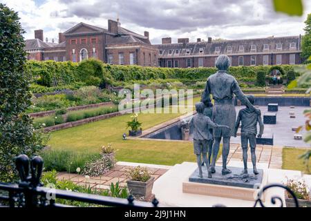 London, England - 12. Mai 2022: Statue von Diana, Prinzessin von Wales, im versunkenen Garten, Kensington Palace Stockfoto