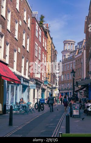 London, England - 13. Mai 2022: Belebte Straße im Covent Garden-Viertel an einem sonnigen Tag Stockfoto
