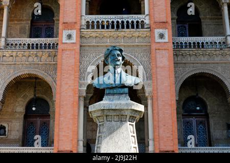 Statue des Arztes Oswaldo Cruz an der Fassade des Fiocruz-Gebäudes. Die Owsaldo Cruz Foundation forscht und entwickelt in den Biowissenschaften und im Bereich der öffentlichen Gesundheit Stockfoto