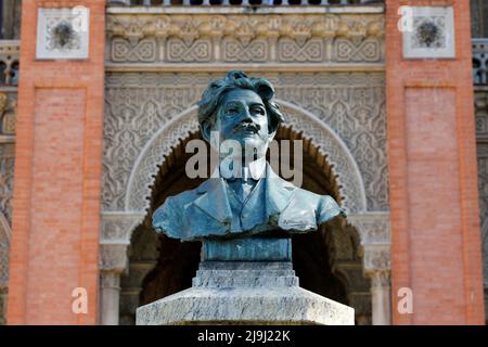 Statue des Arztes Oswaldo Cruz an der Fassade des Fiocruz-Gebäudes. Die Owsaldo Cruz Foundation forscht und entwickelt in den Biowissenschaften und im Bereich der öffentlichen Gesundheit Stockfoto