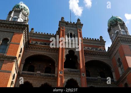 Fiocruz-Gebäude. Fassade der Oswaldo Cruz Foundation. Historische maurische Burg. Wissenschaftliche Einrichtung für Forschung und Entwicklung in den Biowissenschaften Stockfoto