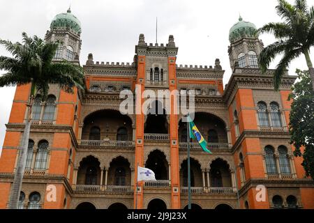 Fiocruz-Gebäude. Fassade der Oswaldo Cruz Foundation. Historische maurische Burg. Wissenschaftliche Einrichtung für Forschung und Entwicklung in den Biowissenschaften Stockfoto