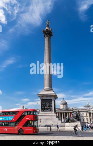 London, England - 13. Mai 2022: Nelson's Column am Trafalgar Square und Doppeldeckerbus, London, Großbritannien Stockfoto