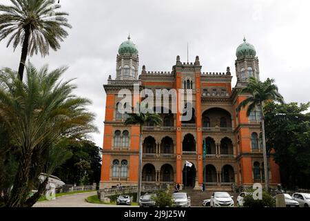 Fiocruz-Gebäude. Fassade der Oswaldo Cruz Foundation. Historische maurische Burg. Wissenschaftliche Einrichtung für Forschung und Entwicklung in den Biowissenschaften Stockfoto