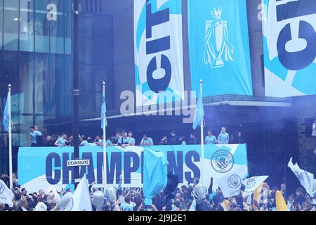 Manchester, Großbritannien. 23.. Mai 2022 Manchester City FC feiert den Gewinn des Jahres 2021-2022 mit einer Open-Top-Busfeier durch das Stadtzentrum von manchester Credit: Sharon Dobson/Alamy Live News Stockfoto