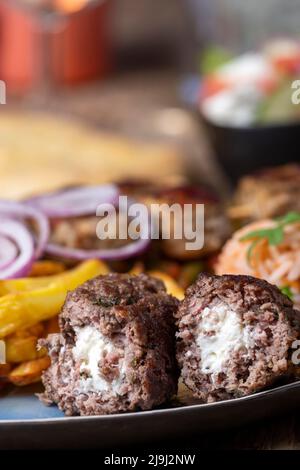 griechisches Bifteki-Fleisch mit pommes frites Stockfoto