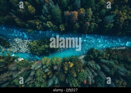 Drone-Luftaufnahme von oben auf Bergfluss und Wald Stockfoto