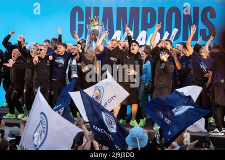 Manchester, Großbritannien. 23.. Mai 2022. Das Team von Manchester City feiert mit einer Parade durch die Stadt ihren vierten Titel in der Premier League in fünf Jahren. Tausende von Fans säumten die Straßen, um Guardiola und die Mannschaft zu begrüßen, als sie durch die Stadt reisten und die neueste Trophäe vorstellten. Kredit: SOPA Images Limited/Alamy Live Nachrichten Stockfoto