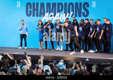 Manchester, Großbritannien. 23.. Mai 2022. Das Team von Manchester City feiert mit einer Parade durch die Stadt ihren vierten Titel in der Premier League in fünf Jahren. Tausende von Fans säumten die Straßen, um Guardiola und die Mannschaft zu begrüßen, als sie durch die Stadt reisten und die neueste Trophäe vorstellten. Kredit: SOPA Images Limited/Alamy Live Nachrichten Stockfoto