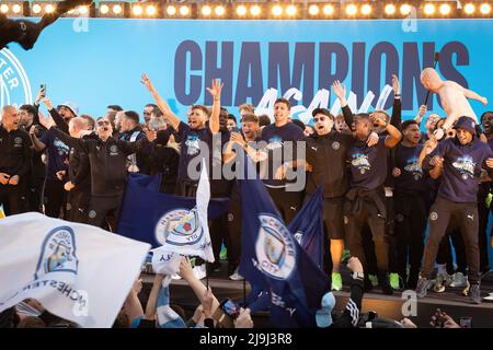 Manchester, Großbritannien. 23.. Mai 2022. Das Team von Manchester City feiert mit einer Parade durch die Stadt ihren vierten Titel in der Premier League in fünf Jahren. Tausende von Fans säumten die Straßen, um Guardiola und die Mannschaft zu begrüßen, als sie durch die Stadt reisten und die neueste Trophäe vorstellten. (Foto von Andy Barton/SOPA Images/Sipa USA) Quelle: SIPA USA/Alamy Live News Stockfoto