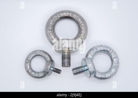 Ringschraube zum Anheben. Hubschraube für Hubarbeiten. Verschiedene Maßnahmen, isoliert auf Weiß. Stockfoto