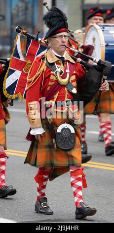 Ein Dudelsackläufer bei der Victoria Day Parade am 23. Mai 2022 in Victoria, British Columbia, Kanada. Stockfoto