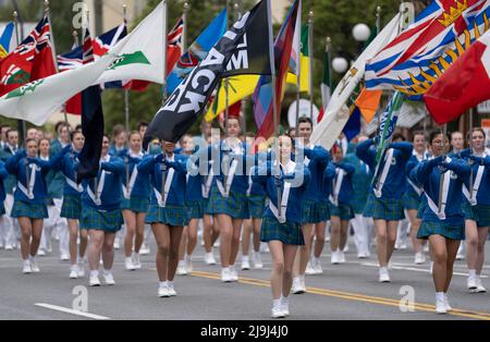 Fahnenträger bei der Victoria Day Parade am 23. Mai 2022 in Victoria, British Columbia, Kanada. Stockfoto