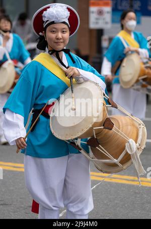 Ein Schlagzeuger bei der Victoria Day Parade am 23. Mai 2022 in Victoria, British Columbia, Kanada. Stockfoto