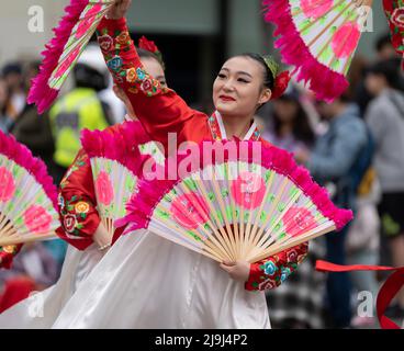 Tänzer mit Fans bei der Victoria Day Parade am 23. Mai 2022 in Victoria, British Columbia, Kanada. Stockfoto