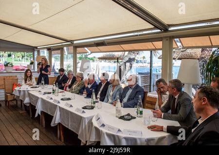 Toulon, Frankreich, 23/05/2022, Gesamtansicht der Teilnehmer der Pressekonferenz. Die Partei Les Républicains (LR) organisiert eine Pressekonferenz in Toulon im Departement Var. Der Parteisekretär Frédéric Masquelor (ebenfalls Bürgermeister von Saint-Raphaël) stellt die acht Kandidaten vor, die für die Parlamentswahl kandidieren. Die Lage der Partei ist in der gesamten Region und in der Var durch die Spaltung eines großen Teils der gewählten Abgeordneten Les Républicains, die Emmanuel Macron bei den Präsidentschaftswahlen im April 2022 beigetreten sind, heikel. Stockfoto