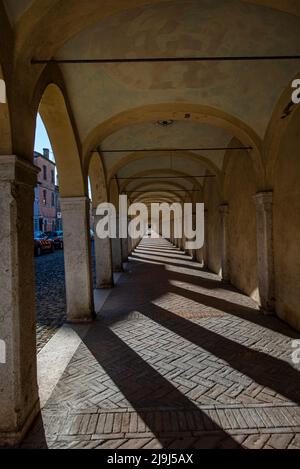 400 Meter lange Arkade des Loggiato dei Cappuccini, die zum Kloster Santa Maria in Aula Regia, Comacchio (FE), Italien führt Stockfoto