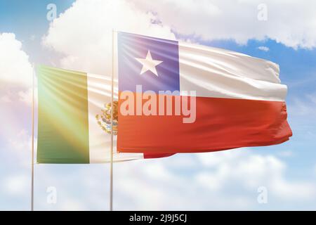 Sonniger blauer Himmel und Flaggen von chile und mexiko Stockfoto