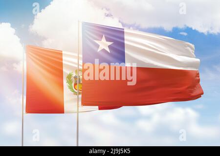 Sonniger blauer Himmel und Flaggen von chile und peru Stockfoto