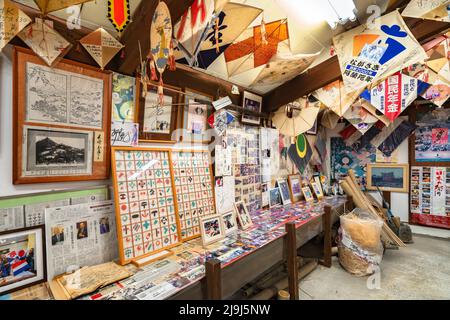 nagasaki, kyushu - 14 2021. dezember: Ausstellung traditioneller, handgefertigter japanischer Hata-Drachen, ausgestellt im Ogawa Hataten-Geschäft, das eine Sehenswürdigkeit ist Stockfoto