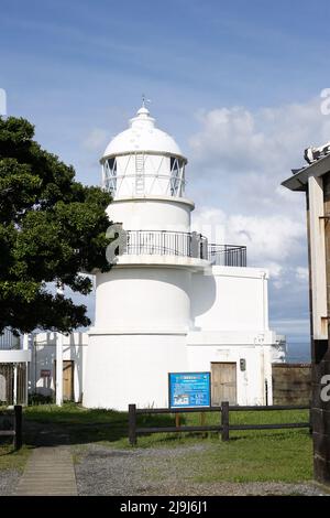 Kashino, Kushimoto, Higashimuro District, Wakayama, Japan 2022/01/05 , Kashinozaki Lighthouse, ein Steinturm im westlichen Stil aus dem Jahr 1870, berühmt für cli Stockfoto