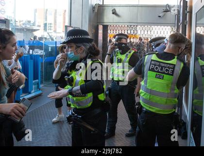 Die Stimmung ist am Ende des Anti-Blocking- und Anti-Impfstoffprotesten von „Unite for Freedom“ vor Shepards Bush aufgefallen. Featuring: Atmosphere where: London, United Kingdom Wann: 29 May 2021 Credit: Mario Mitsis/WENN Stockfoto