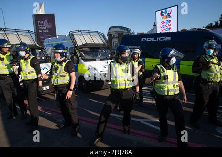 Die Stimmung ist am Ende des Anti-Blocking- und Anti-Impfstoffprotesten von „Unite for Freedom“ vor Shepards Bush aufgefallen. Featuring: Atmosphere where: London, United Kingdom Wann: 29 May 2021 Credit: Mario Mitsis/WENN Stockfoto