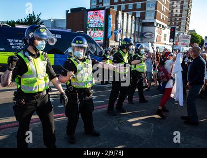 Die Stimmung ist am Ende des Anti-Blocking- und Anti-Impfstoffprotesten von „Unite for Freedom“ vor Shepards Bush aufgefallen. Featuring: Atmosphere where: London, United Kingdom Wann: 29 May 2021 Credit: Mario Mitsis/WENN Stockfoto