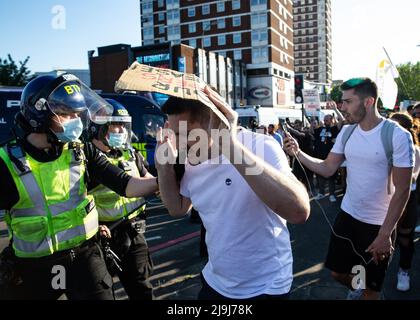 Die Stimmung ist am Ende des Anti-Blocking- und Anti-Impfstoffprotesten von „Unite for Freedom“ vor Shepards Bush aufgefallen. Featuring: Atmosphere where: London, United Kingdom Wann: 29 May 2021 Credit: Mario Mitsis/WENN Stockfoto