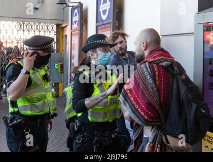 Die Stimmung ist am Ende des Anti-Blocking- und Anti-Impfstoffprotesten von „Unite for Freedom“ vor Shepards Bush aufgefallen. Featuring: Atmosphere where: London, United Kingdom Wann: 29 May 2021 Credit: Mario Mitsis/WENN Stockfoto
