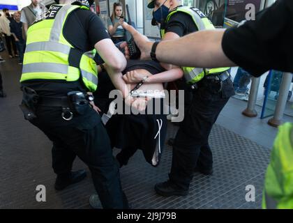 Die Stimmung ist am Ende des Anti-Blocking- und Anti-Impfstoffprotesten von „Unite for Freedom“ vor Shepards Bush aufgefallen. Featuring: Atmosphere where: London, United Kingdom Wann: 29 May 2021 Credit: Mario Mitsis/WENN Stockfoto