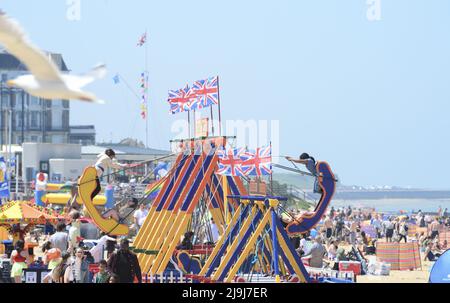 Sonnenanbeter am Margate Beach und Motorradfahrer genießen den Mai-Feiertag Montag in Margate, Kent mit: Kirmes Ride at Beach wo: Margate, Großbritannien Wann: 31. Mai 2021 Kredit: Graham Mitchell/WENN Stockfoto
