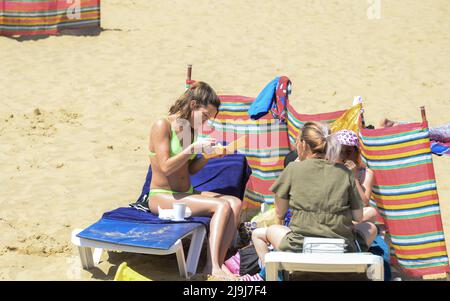 Sonnenanbeter am Margate Beach und Motorradfahrer genießen den Mai-Feiertag Montag in Margate, Kent Featuring: Sonnenanbeter am margate wo: Margate, Großbritannien Wann: 31. Mai 2021 Credit: Graham Mitchell/WENN Stockfoto
