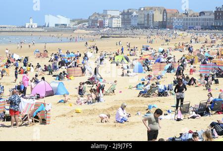 Sonnenanbeter am Margate Beach und Motorradfahrer genießen den Mai-Feiertag Montag in Margate, Kent mit: Einem belebten Margate-Strand wo: Margate, Großbritannien Wann: 31. Mai 2021 Kredit: Graham Mitchell/WENN Stockfoto