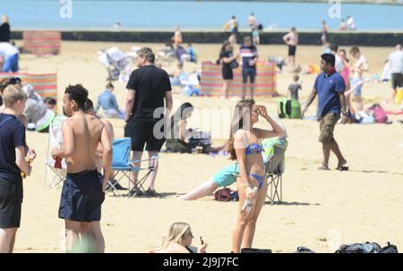 Sonnenanbeter am Margate Beach und Motorradfahrer genießen den Maifeiertag Montag in Margate, Kent mit: Menschen am Strand wo: Margate, Großbritannien Wann: 31. Mai 2021 Kredit: Graham Mitchell/WENN Stockfoto