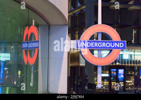 London, Großbritannien 23. May 2022: Nachdem das Crossrail-Projekt die letzte Phase des Tests der Strecke in dieser Woche erfolgreich abgeschlossen hat, wird die stark verzögerte Elizabeth Line am Dienstag, den 24.. Mai 2022, in der Woche vor den Feierlichkeiten zum Jubiläum der Queen, für zahlende Kunden zwischen Paddington und Abbey Wood geöffnet. Quelle: Glosszoom/Alamy Live News Stockfoto