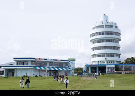 Shionomisaki, Kushimoto, Higashimuro District, Wakayama, Japan, 2022/01/05 , Ein großer Rasen von etwa 100.000 m2 breitet sich an der Spitze des Shionomisaki, Stockfoto